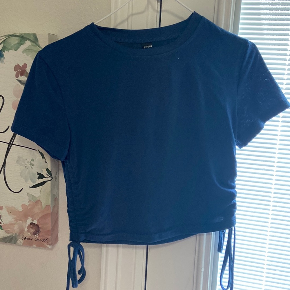 Small cropped shirt